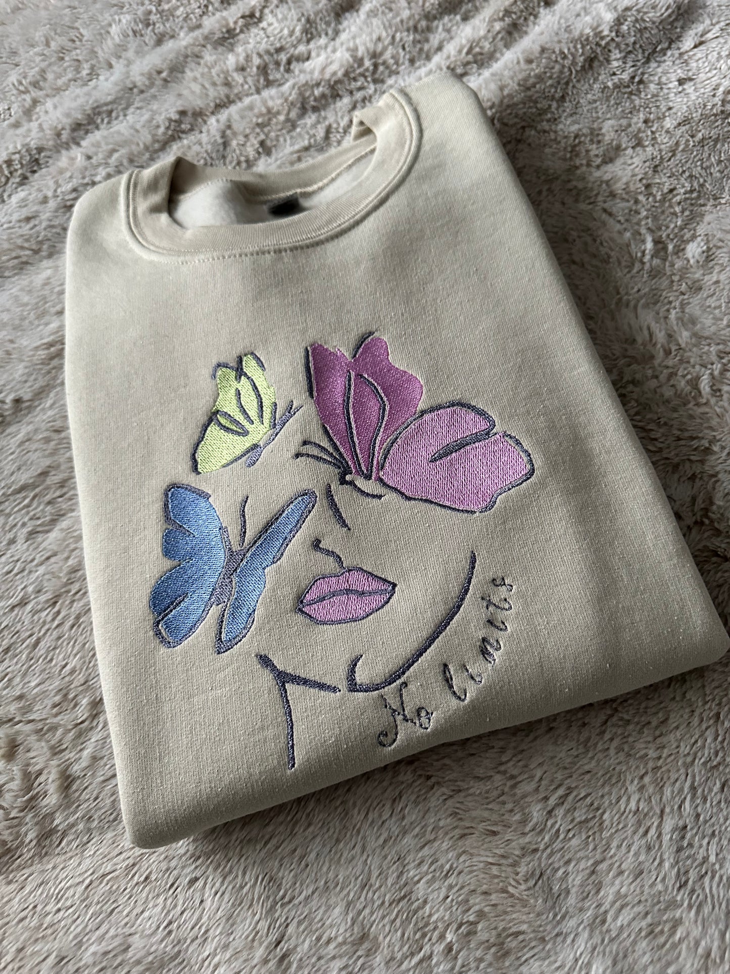 Embroidered Crewneck Sweatshirt ''No limits'' Girl Power / Strong Women Empowerment Face Art Your beauty gift for women