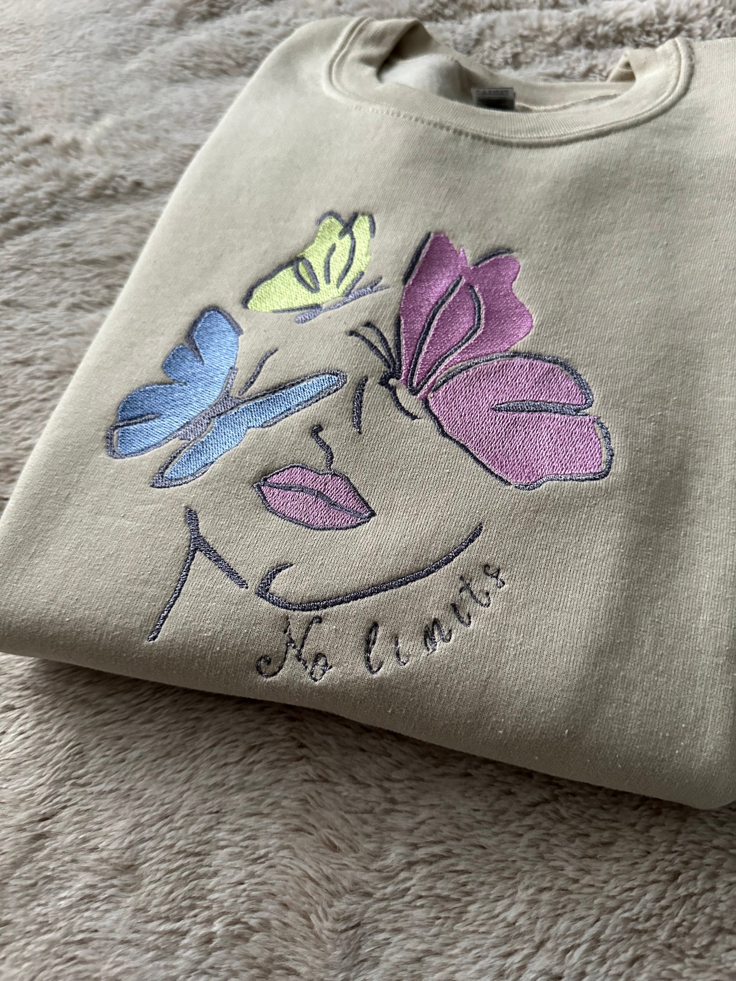 Embroidered Crewneck Sweatshirt ''No limits'' Girl Power / Strong Women Empowerment Face Art Your beauty gift for women