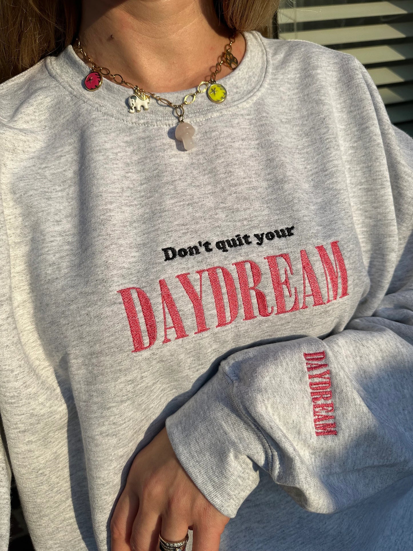 Embroidered ''Don't Quit Your Daydream'' sweatshirt crewneck