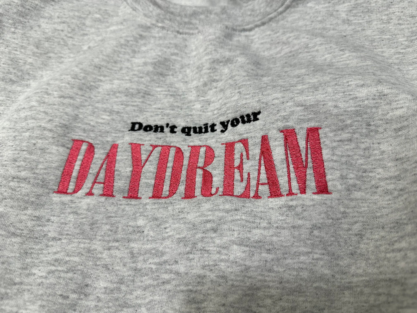 Embroidered ''Don't Quit Your Daydream'' sweatshirt crewneck