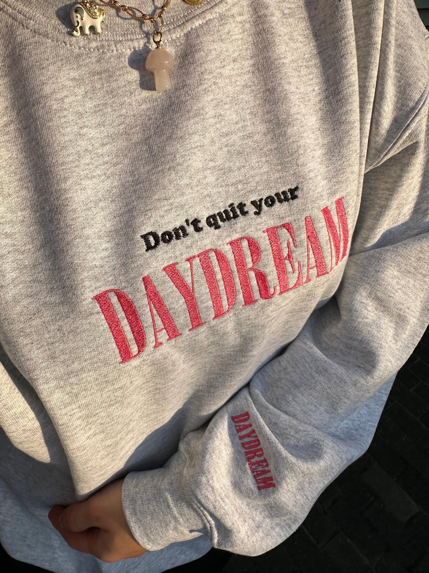 Embroidered ''Don't Quit Your Daydream'' sweatshirt crewneck