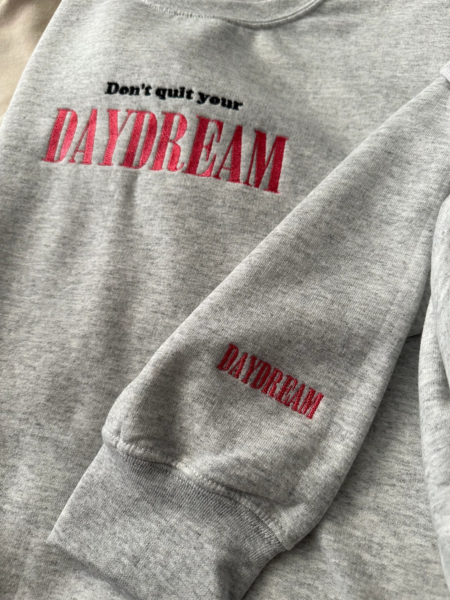 Embroidered ''Don't Quit Your Daydream'' sweatshirt crewneck