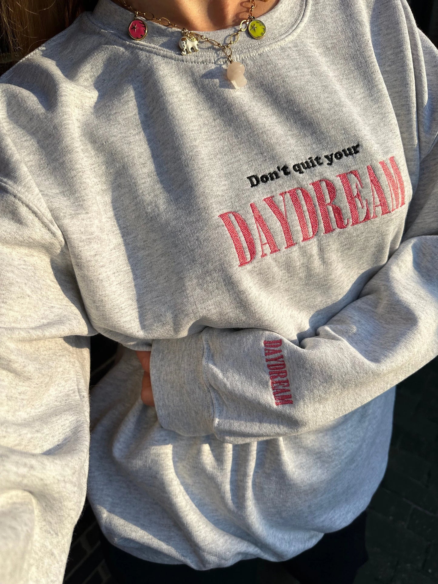 Embroidered ''Don't Quit Your Daydream'' sweatshirt crewneck