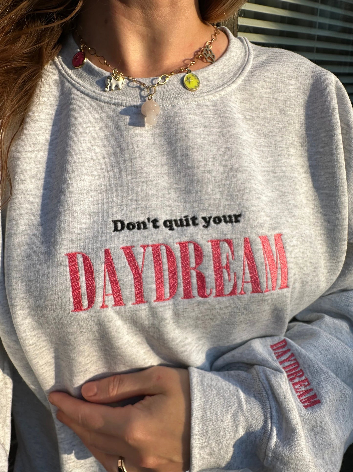 Embroidered ''Don't Quit Your Daydream'' sweatshirt crewneck